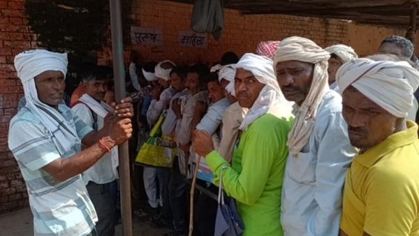 खाद वितरण में गड़बड़ी का भी लगाया आरोप
