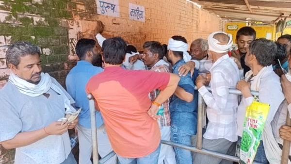 किसानों पर ही दोष मढ़ रहे हैं अधिकारी