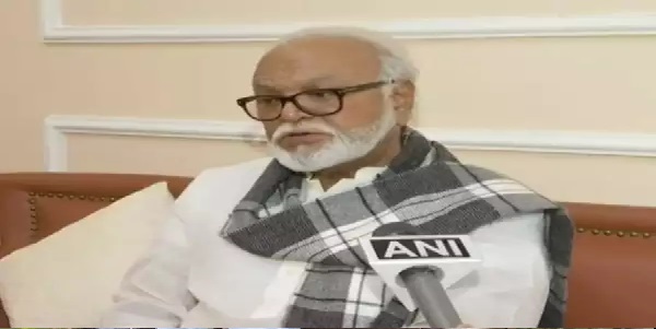 भुजबल बोले स्कूलों में न लगे तस्वीर