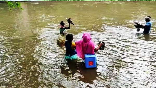 कमर से ऊपर था पानी,हाथ में बॉक्स पकड़कर पार नदी कमर से ऊपर था पानी,हाथ में बॉक्स पकड़कर पार नदी