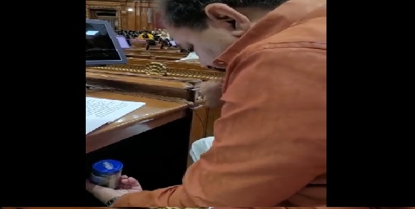 मोबाइल गेम खेल रहे भाजपा विधायक