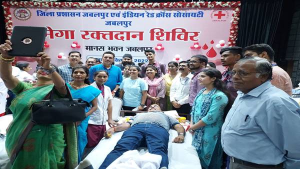 ऐसे डोनर्स जिन्होंने रक्तदान के बाद किया जूस वितरित 