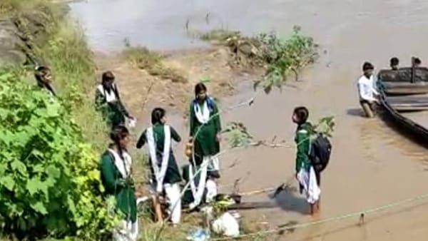 18 जिंदगी को नाविक ने बचाया सुरक्षित