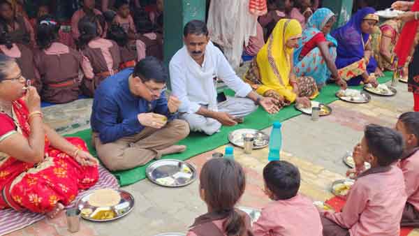 जागरूक करने के साथ बच्‍चों संग किए भोजन