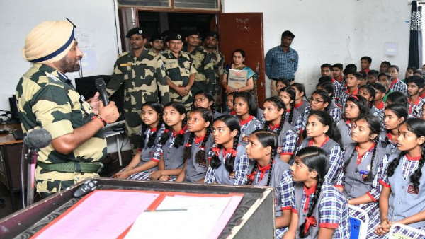 सेना के अधिकारियों को देखकर बच्चे हुए उत्साहित सेना के अधिकारियों को देखकर बच्चे हुए उत्साहित