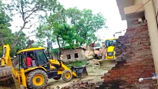 bulldozer news Azamgarh police 