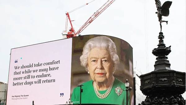  COVID-19 से संबंधित राष्ट्र के नाम संबोधन के लिए रानी का पहनावा