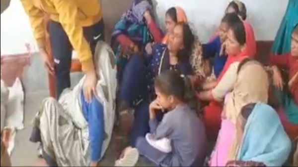 मध्यान्ह के समय स्कूली बच्चे खेल रहे थे