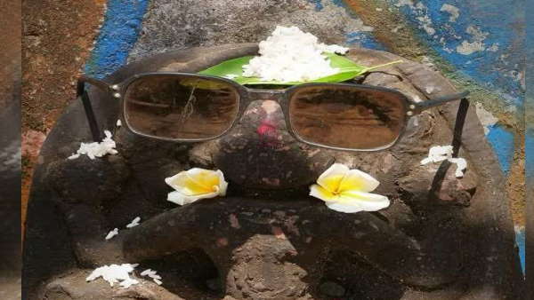 बुरी नजर से बचाती हैं देवी, चढ़ाइए नजर का चश्मा बुरी नजर से बचाती हैं देवी, चढ़ाइए नजर का चश्मा