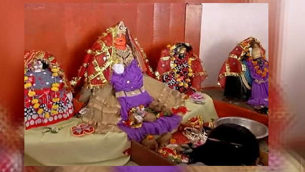 भोपाल में भी है अनोखा मंदिर, देवी को चढ़ाई जाती हैं चप्पलें भोपाल में भी है अनोखा मंदिर, देवी को चढ़ाई जाती हैं चप्पलें