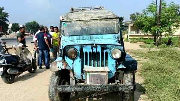 पुरानी जीप में क्षमता से अधिक बच्चे थे सवार