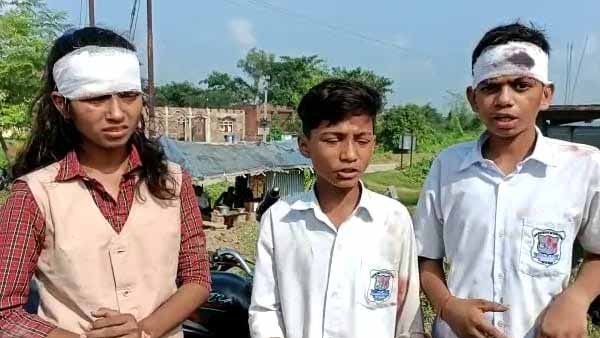 बच्चों को लेकर सेंट जॉन्स स्कूल में जा रहे थी जीप