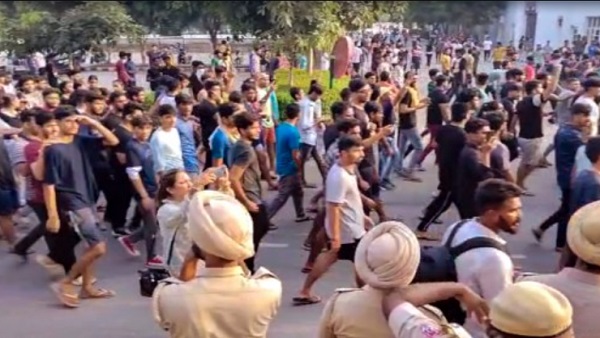 इन मांगों के बाद शांत हुआ छात्रों का गुस्सा