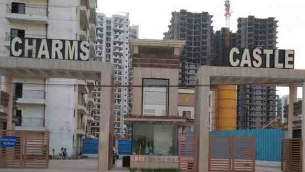 सोसायटी मेंटेनेंस स्टाफ ने चस्पा किया नोटिस