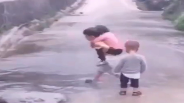 पीठ पर उठाकर सड़क पार कराता है बड़ा भाई पीठ पर उठाकर सड़क पार कराता है बड़ा भाई