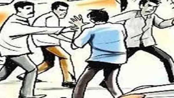 लोगों ने दौड़ाकर पकड़ा, फिर किया पुलिस के हवाले