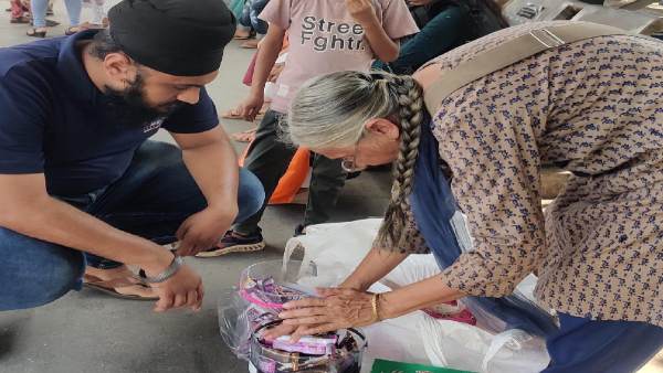 NGO ने दादी के लिए बढ़ाया हाथ