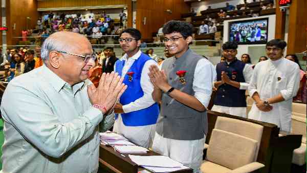 Gujarat government is giving business loans to the financially weak people to start their small business, due to which people are becoming happy Gujarat government is giving business loans to the financially weak people to start their small business, due to which people are becoming happy