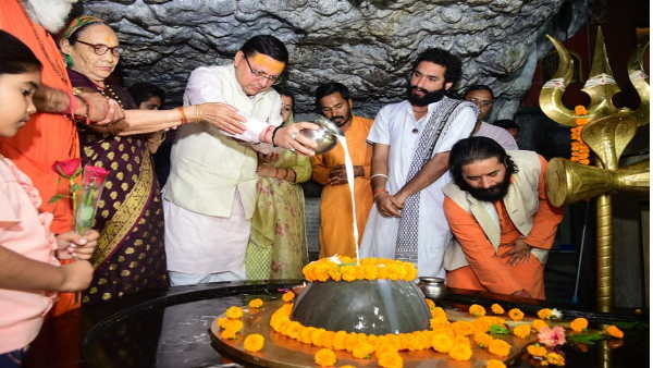  टपकेश्वर महादेव में सपरिवार पूजा अर्चना 
