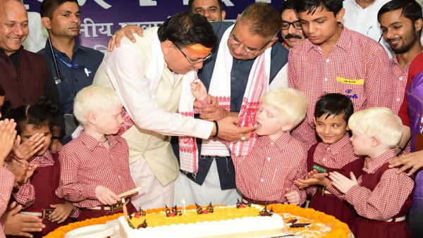 दिव्यांग बच्चों के साथ जन्म दिवस मनाया, संस्थान को 25 लाख रुपये देने की घोषणा