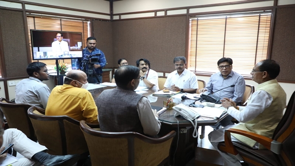 कई और जिलों के अफसर निशाने पर