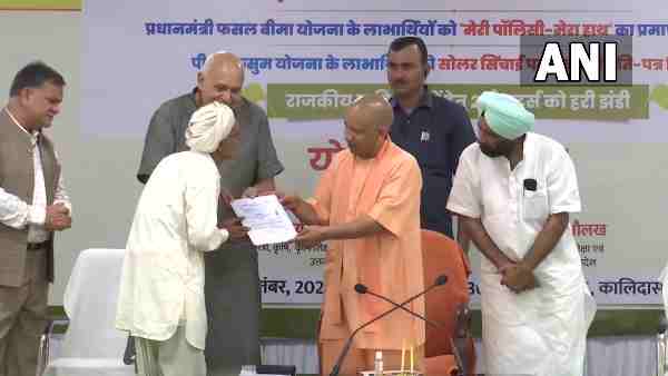 CM Yogi pays tribute on the birth anniversary of Pandit Deendayal Upadhyay CM Yogi pays tribute on the birth anniversary of Pandit Deendayal Upadhyay