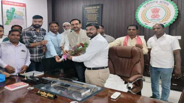 कोई दफ्तर देखने, तो कोई नए कलेक्टर से मिलने पहुंचे