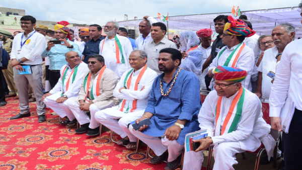 परसादी लाल ने पायलट को बताया बाहरी