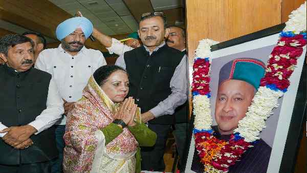 हिमाचल में कांग्रेस को विरासत और वादों पर भरोसा