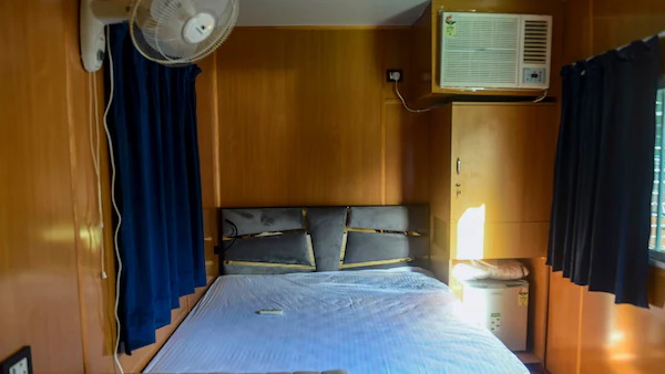 कंटेनर रेलवे स्लीपर डिब्बों की तरह हैं