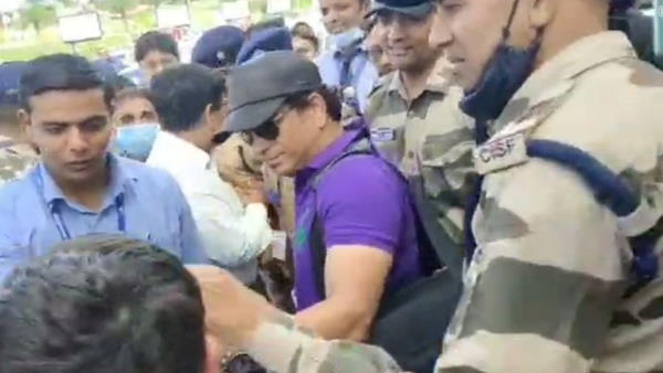 प्रशंसकों की भीड़ उमड़ पड़ी