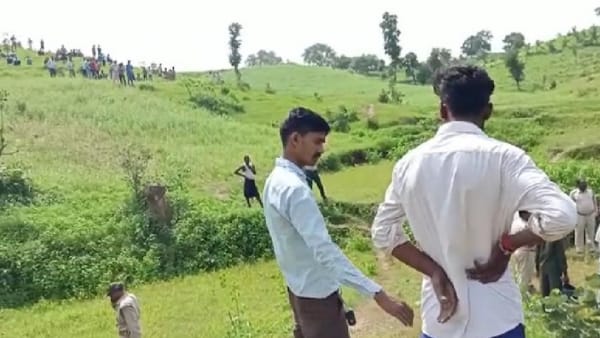 मगरमच्छ को देखने के लिए लगा हुजूम
