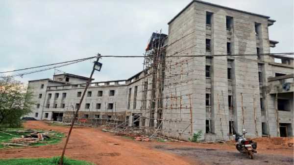 विश्विद्यालय परिसर में चल रहा है निर्माण कार्य