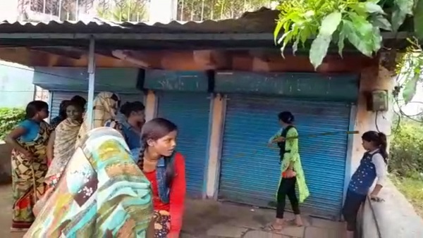 एंटी शराब गैंग की महिलाओं की दहशत इतनी की दुकान में ताला डालकर गायब हो गए एंटी शराब गैंग की महिलाओं की दहशत इतनी की दुकान में ताला डालकर गायब हो गए