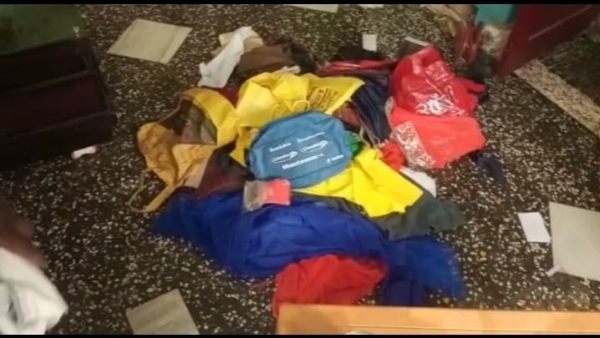 इंजेक्शन लगा रहे थे डॉक्टर तभी आ गए मरीज के साथी