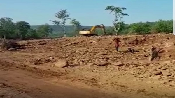 उत्तर प्रदेश के सीमावर्ती इलाके के लोग भी आ रहे हीरे तलाशने उत्तर प्रदेश के सीमावर्ती इलाके के लोग भी आ रहे हीरे तलाशने