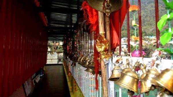 मंदिर के पास एक प्राचीन गुफा भी