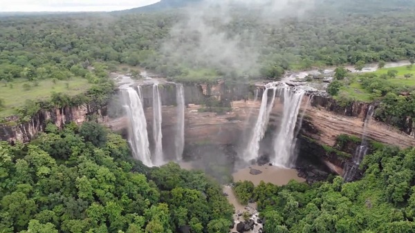 सैकड़ों फीट ऊंचाई से गिरता है पानी, धुंए जैसा धुंध हजारों फीट तक उठता है