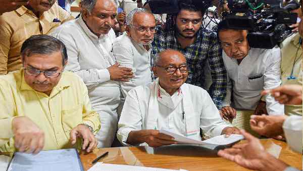 खड़गे के आने से दिग्विजय पीछे क्यों हटे ?