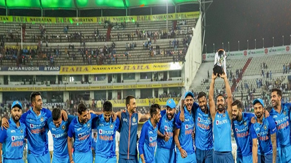  कैप्टन ने दिनेश को सौंप दी ट्रॉफी