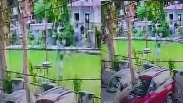  बच्चा घर के बाहर पार्क में खेल रहा था