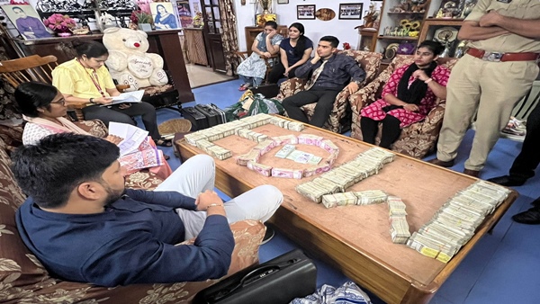 करीब 2 किलो गोल्ड ज्वेलरी और दर्जनों बैंक अकाउंट 