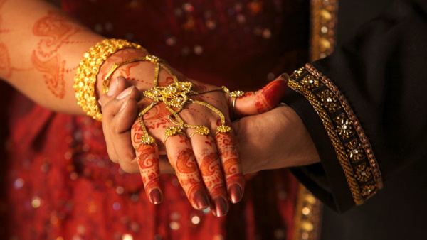 अपनी ही ड्रेस में उलझकर गिरी दुल्हन