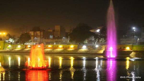 तालाब के किनारे सुंदर गार्डन और म्यूजिकल फाउंटेन