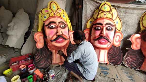 गांव में तैयार हो चुके हैं 50 से ज्यादा कलाकार गांव में तैयार हो चुके हैं 50 से ज्यादा कलाकार
