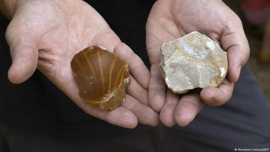 पुरातत्वविदों को हाथी दांत के पास चकमक पत्थर के औजार भी मिले हैं