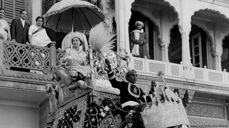 1961 में बनारस के रामनगर किले में हाथी पर सवार महारानी एलिजाबेथ 1961 में बनारस के रामनगर किले में हाथी पर सवार महारानी एलिजाबेथ