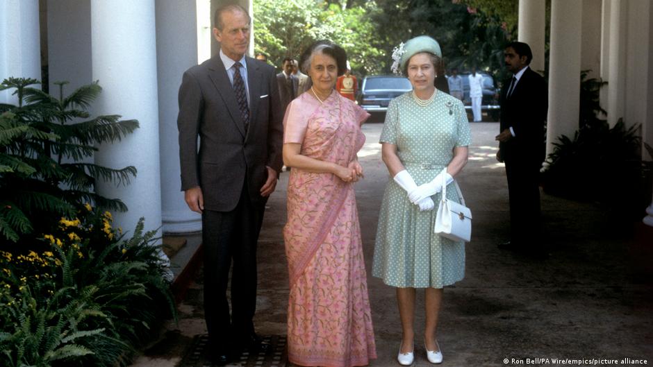1983 में नई दिल्ली में तत्कालीन प्रधानमंत्री इंदिरा गांधी के साथ महारानी एलिजाबेथ और उनके पति 1983 में नई दिल्ली में तत्कालीन प्रधानमंत्री इंदिरा गांधी के साथ महारानी एलिजाबेथ और उनके पति