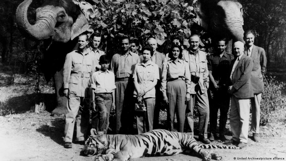 जनवरी 1961 में जयपुर के महाराज और महारानी के साथ बाग का शिकार कर तस्वीर खिचवातीं महारानी एलिजाबेथ जनवरी 1961 में जयपुर के महाराज और महारानी के साथ बाग का शिकार कर तस्वीर खिचवातीं महारानी एलिजाबेथ