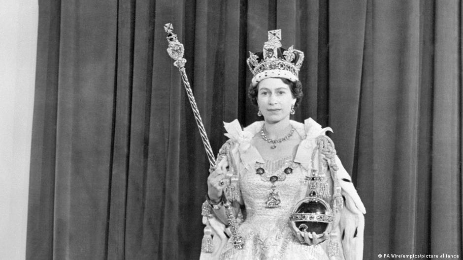 1953 शाही लिबास, शाही मुकुट और राजदंड हाथ में लिए अपनी ताजपोशी के बाद महारानी एलिजाबेथ 1953 शाही लिबास, शाही मुकुट और राजदंड हाथ में लिए अपनी ताजपोशी के बाद महारानी एलिजाबेथ